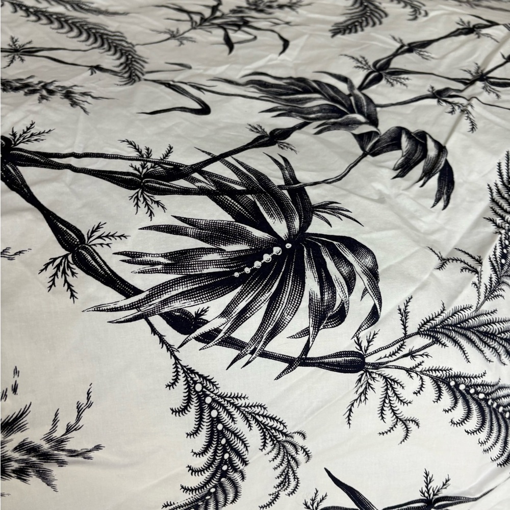 Isaac Mizrahi Navy and White Floral Duvet Cover Pillow Shams Reversible King - Picture 4 of 12